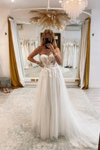 Robe de mariée modeste à épaules dénudées avec appliques en dentelle en forme de cœur