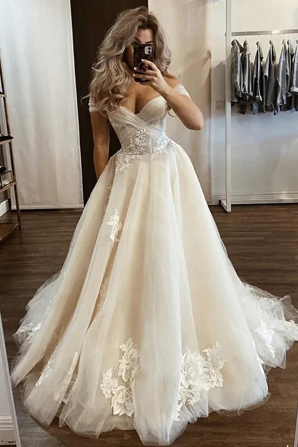 Robe de mariée légère couleur champagne à épaules dénudées avec motifs floraux