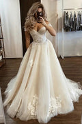 Robe de mariée légère couleur champagne à épaules dénudées avec motifs floraux