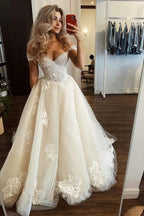 Robe de mariée légère couleur champagne à épaules dénudées avec motifs floraux