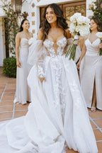 Vestido de novia bohemio con hombros descubiertos, mangas largas y apliques de encaje