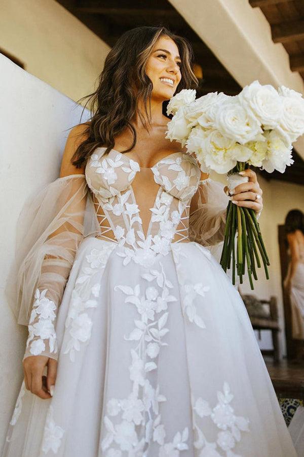 Vestido de novia bohemio con hombros descubiertos, mangas largas y apliques de encaje