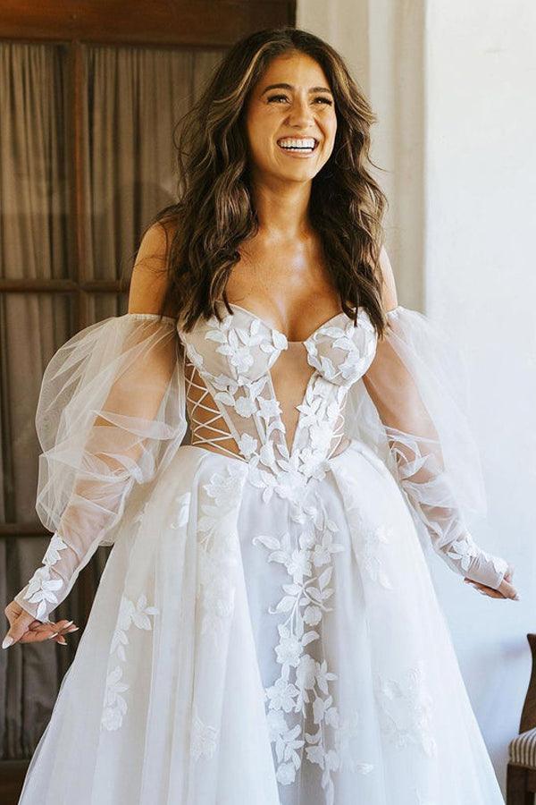 Vestido de novia bohemio con hombros descubiertos, mangas largas y apliques de encaje