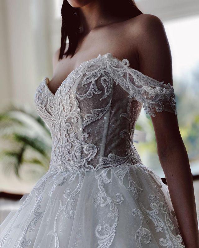Vestidos de Noiva com Aplicações Brancas em Tule Ombro a Ombro com Contas