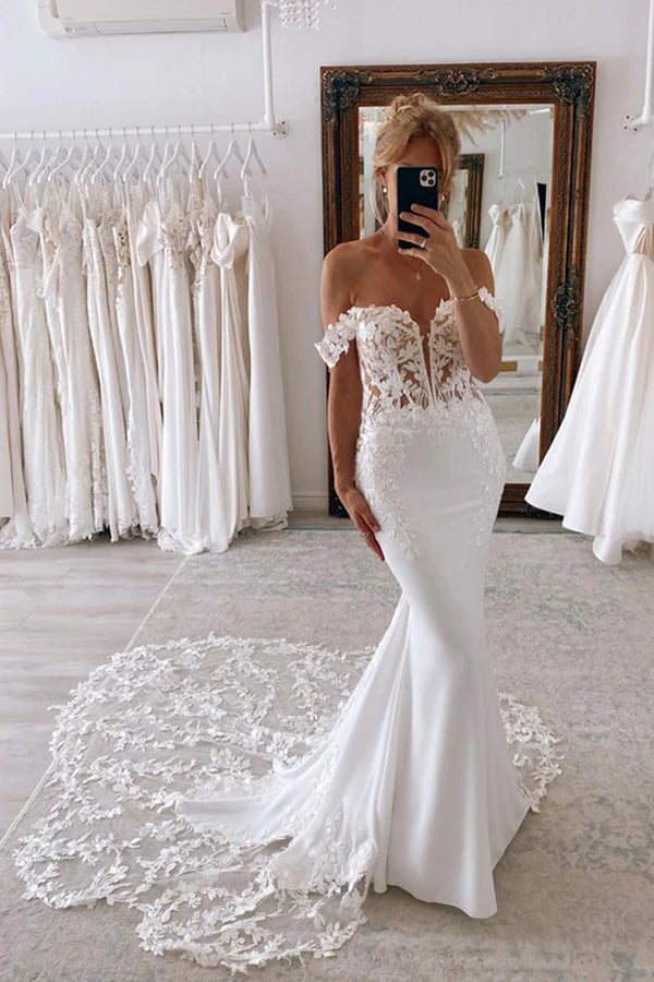 Vestido de Noiva Sereia com Ombros Descobertos e Cauda de Renda Denteada