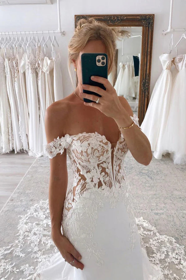Vestido de Noiva Sereia com Ombros Descobertos e Cauda de Renda Denteada