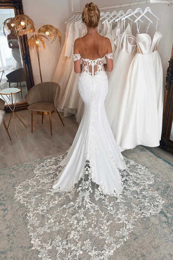 Vestido de Noiva Sereia com Ombros Descobertos e Cauda de Renda Denteada