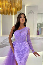 Vestidos de baile compridos em tule com um ombro só, manga comprida, fenda frontal e renda, com cauda até ao chão