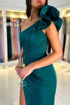Vestido de Festa Verde Escuro com Flores, Ombro Único e Fenda Frontal