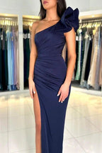 Vestido de cerimónia azul-marinho com um ombro, fenda frontal manchada e folhos