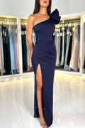 Vestido de cerimónia azul-marinho com um ombro, fenda frontal manchada e folhos