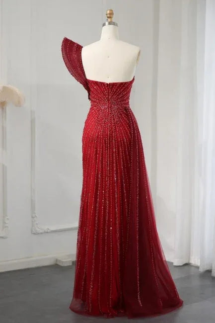 Vestido de noite vinho com um ombro só, fenda alta e bordados de contas