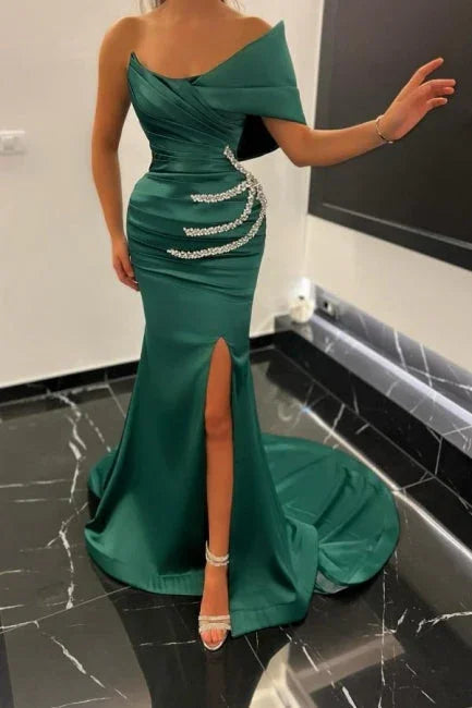 Vestido de cerimónia verde esmeralda com um ombro e racha frontal com contas