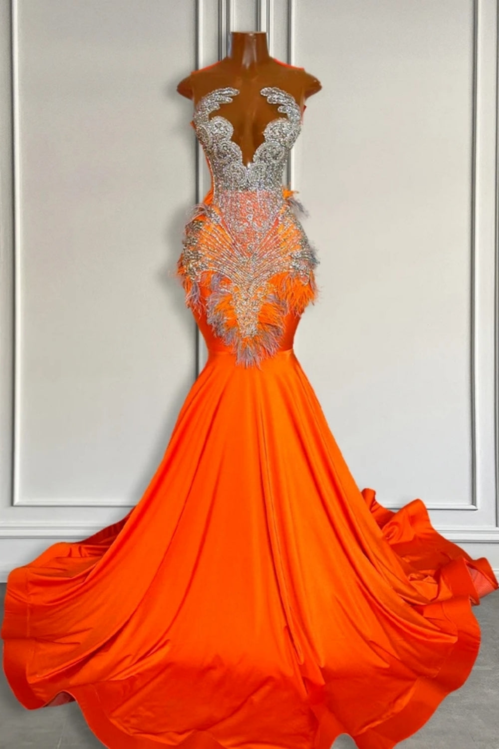 Vestidos de Festa Sereia em Cetim com Decote de Joia e Sem Mangas, com Cauda Arrastada