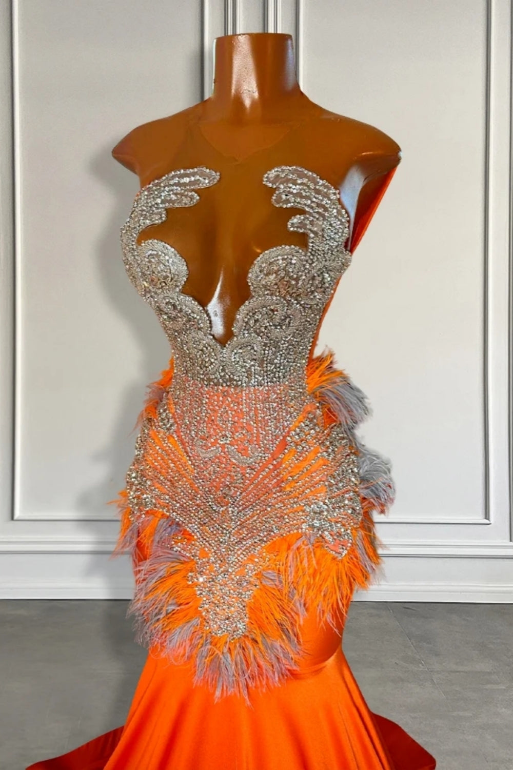 Vestidos de Festa Sereia em Cetim com Decote de Joia e Sem Mangas, com Cauda Arrastada
