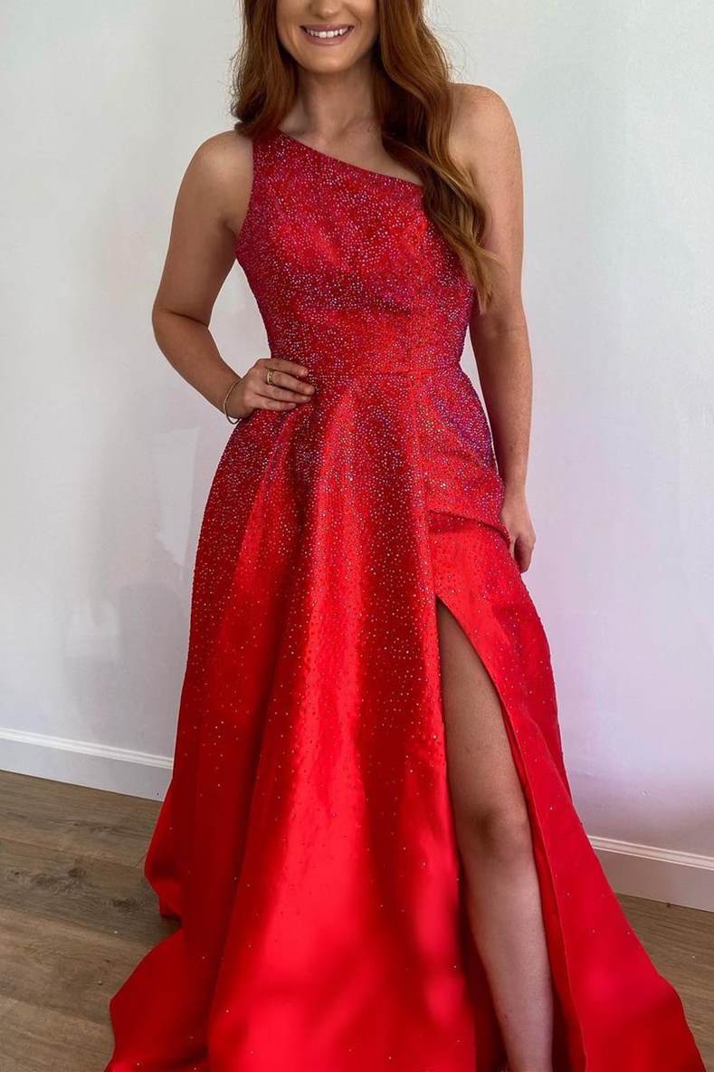 Langes Abendkleid mit roter Perlenstickerei und einer Schulter