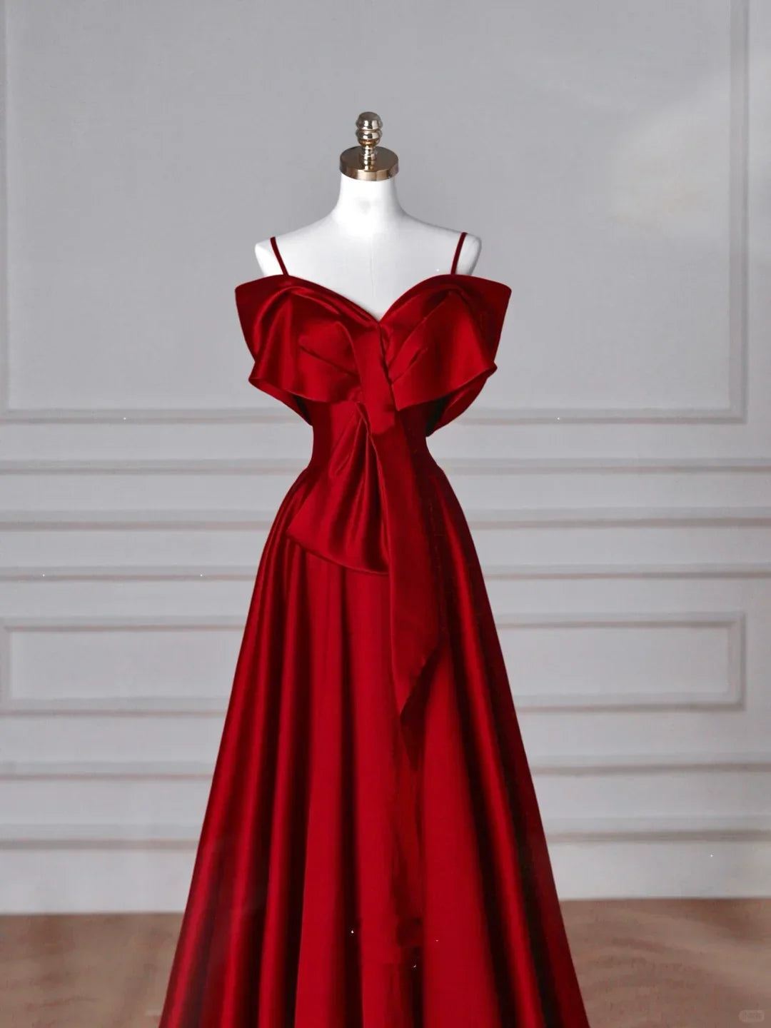 Vestido de baile de cetim vermelho sem ombros com laço e linha Y8626