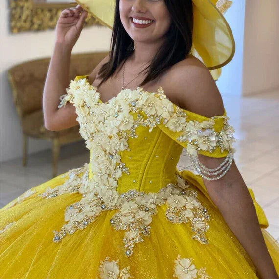 Vestido Amarelo de Baile para Quinceanera com Ombros Descobertos, Fecho de Laçada nas Costas, Cauda Longa, Aplicações e Contas Y656