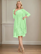 Etui/Säulenförmiges Kleid mit Illusion, knielang, aus Spitze und Chiffon, Brautmutterkleid mit herabfließenden Rüschen und Pailletten