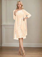 Etui/Säulenförmiges Kleid mit Illusion, knielang, aus Spitze und Chiffon, Brautmutterkleid mit herabfließenden Rüschen und Pailletten