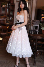 Robe de bal rose perle en tulle, coupe évasée, bretelles fines, longueur thé