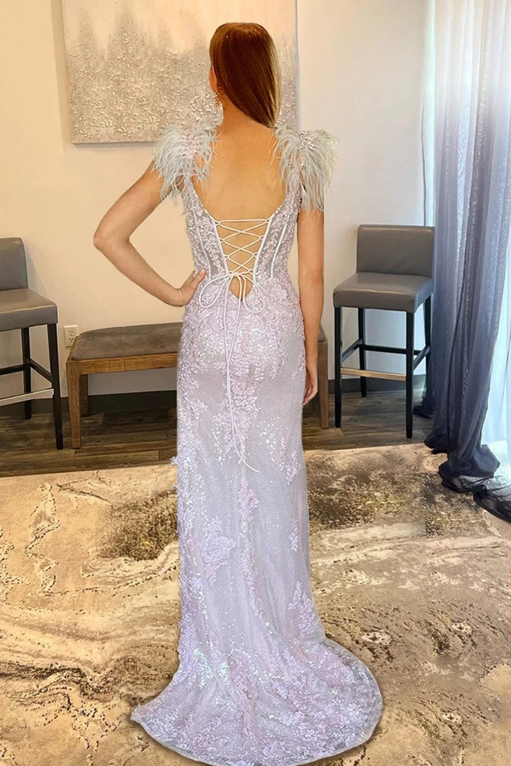 Vestido de Baile com Abertura, Aplicações Cor-de-Rosa de Sereia e Penas