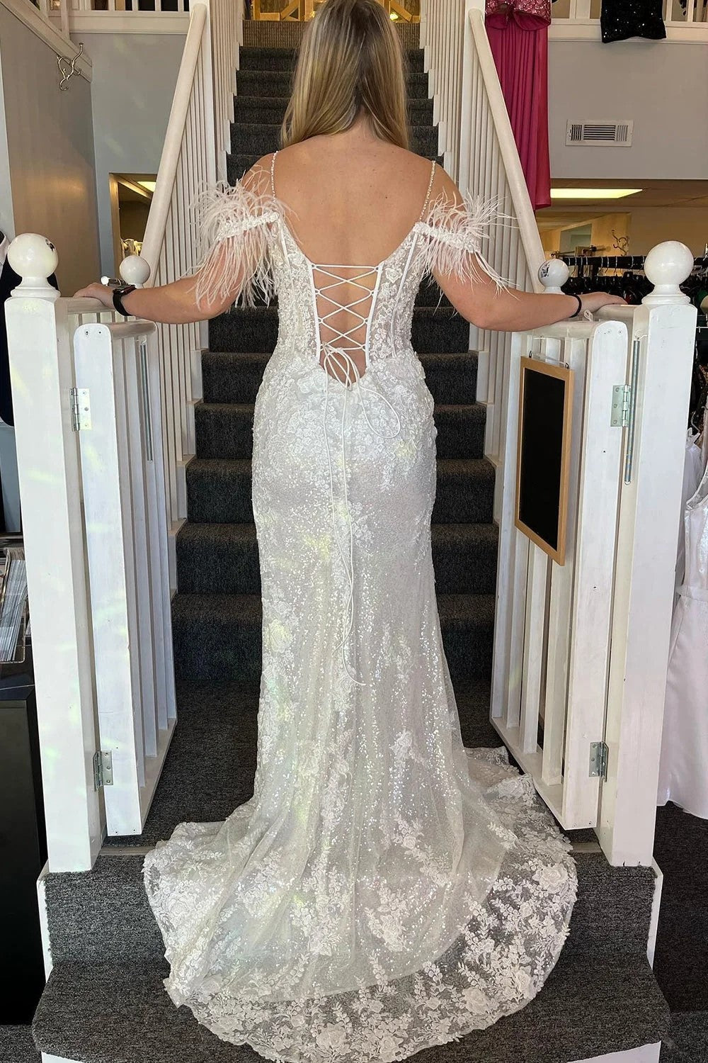 Vestido de Baile com Abertura, Aplicações Cor-de-Rosa de Sereia e Penas