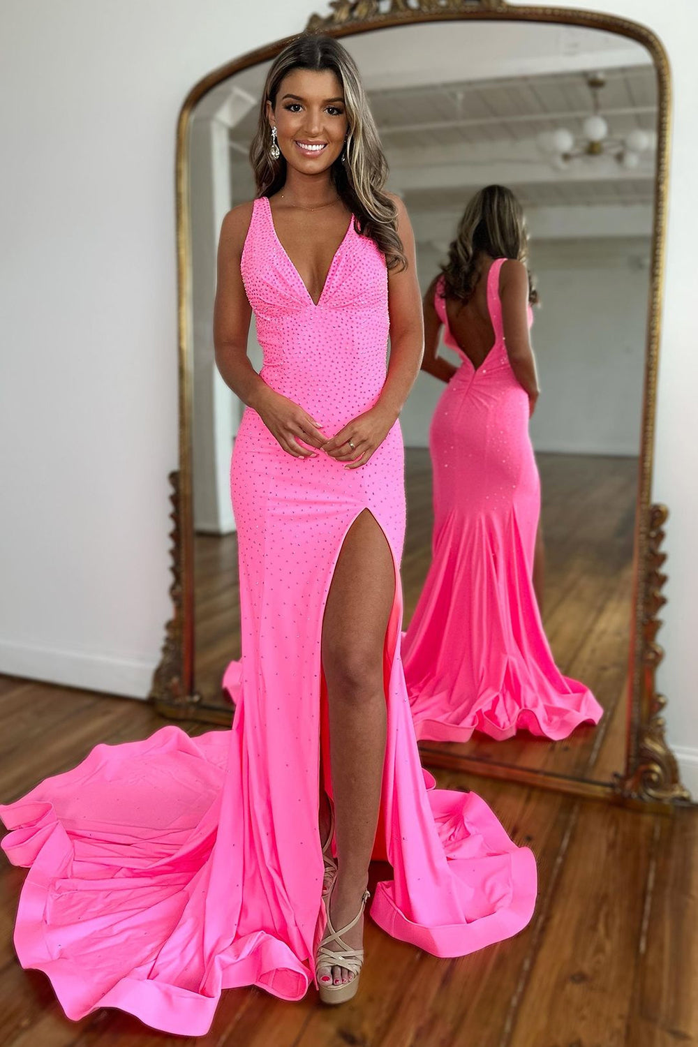 Vestido de Baile com Decote em V, Cauda Longa, Bordado com Contas e Fenda