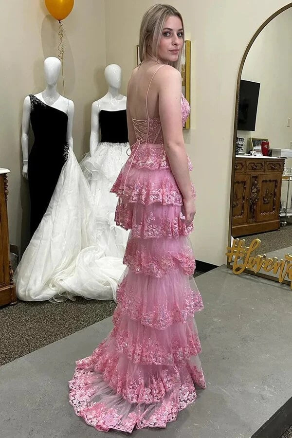 Vestidos de baile em tule com aplicação de renda em linha A, folhos em camadas e racha