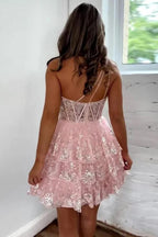 Abito corto rosa con balza di tulle, spalla unica e applicazioni di pizzo per serate di ritorno a casa