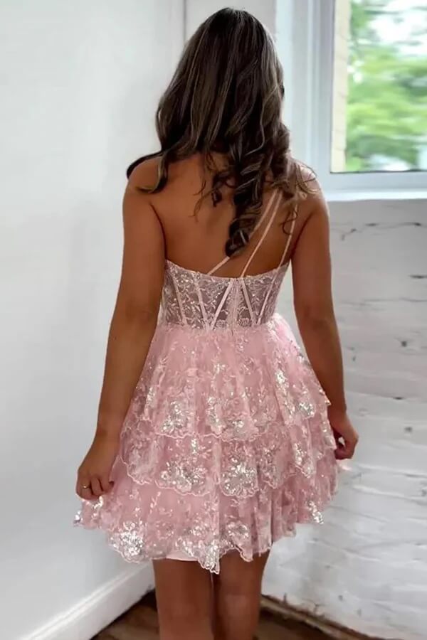 Abito corto rosa con balza di tulle, spalla unica e applicazioni di pizzo per serate di ritorno a casa
