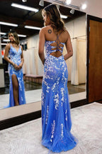 Vestido de cerimónia sereia com decote em V profundo, aplicações de renda e racha