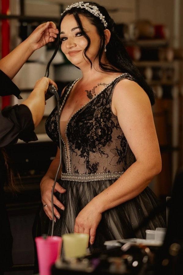 Plus Size Black Ball Gown Wedding Dress Deep V Neck Wide Strap Black Lace Sheer Corset Crystal Belt Tulle Gothic Bridal Gown