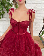 Vestido de Tule Vermelho Escuro com Brilhos para Baile de Regresso a Casa