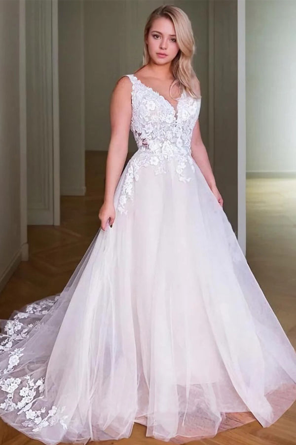 Robes de mariée princesse à encolure en V avec traîne balayante et applications de dentelle