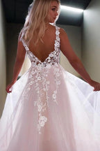 Robes de mariée princesse à encolure en V avec traîne balayante et applications de dentelle
