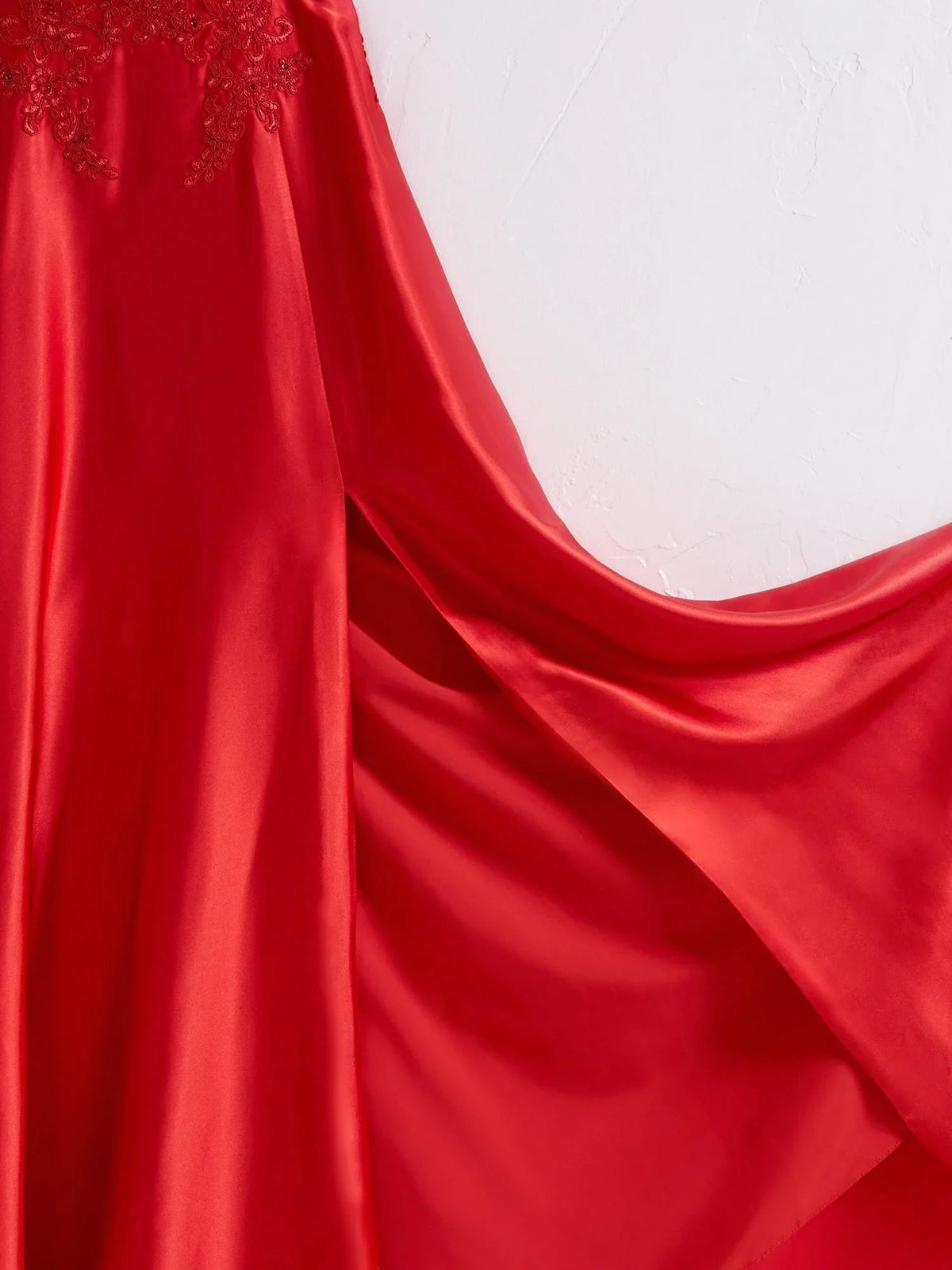 Vestido de cerimónia Sunnderly com alças finas em linha A, costas em corpete e racha