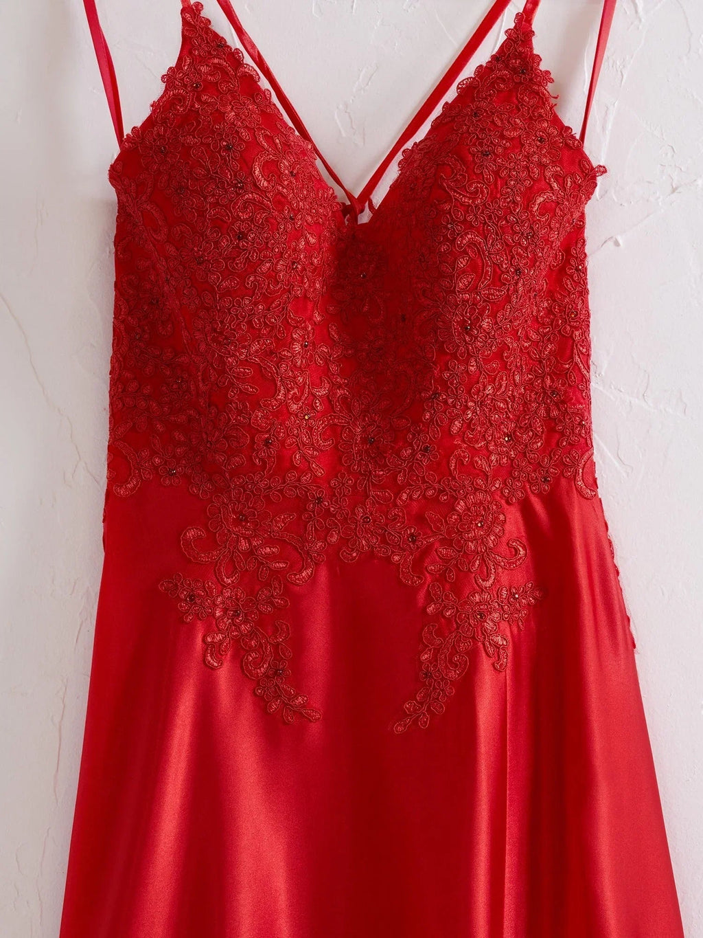 Vestido de cerimónia Sunnderly com alças finas em linha A, costas em corpete e racha