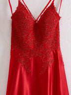 Vestido de cerimónia Sunnderly com alças finas em linha A, costas em corpete e racha