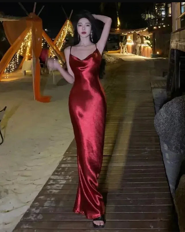 فستان سهرة طويل بسيط من الساتان الأبيض بدون ظهر Y7841
