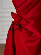 Vestido de fiesta formal largo sin tirantes de satén rojo elegante corte en A Y8624