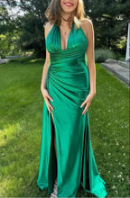 Vestido de cerimónia verde com decote em V, franzido, justo ao corpo, com racha longa Y8022