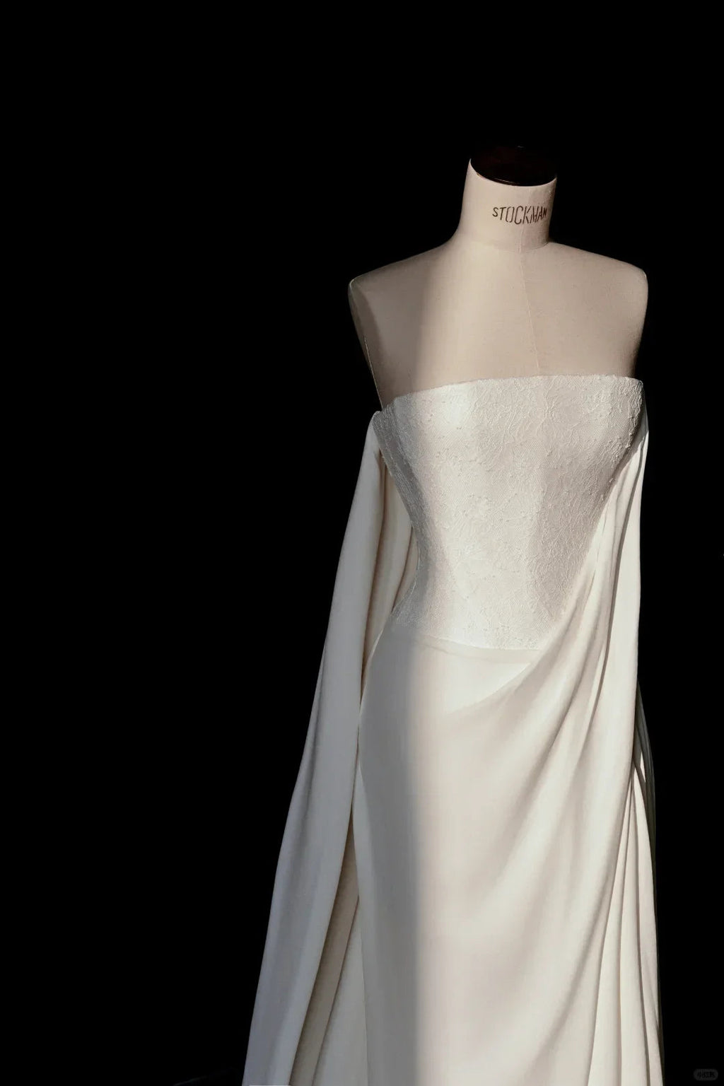 Vestido longo simples de cetim branco com renda, modelo justo e sem alças, para baile Y8689