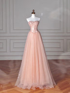 Vestido longo de baile de finalistas em tule com lantejoulas, cor pêssego rosada, sem alças, corte em linha A Y8645