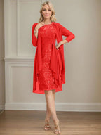 Etui/Säulenförmiges Kleid mit Illusion, knielang, aus Spitze und Chiffon, Brautmutterkleid mit herabfließenden Rüschen und Pailletten