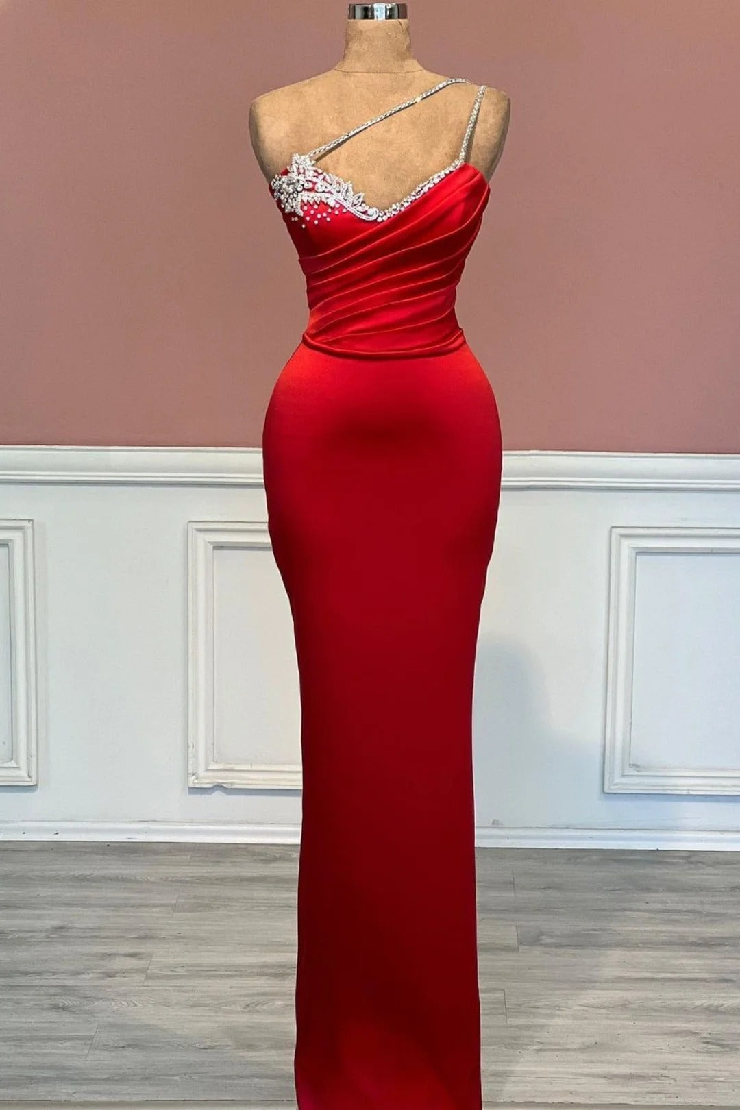 Vestido de fiesta largo de sirena rojo de satén con un solo hombro y cuentas sin mangas