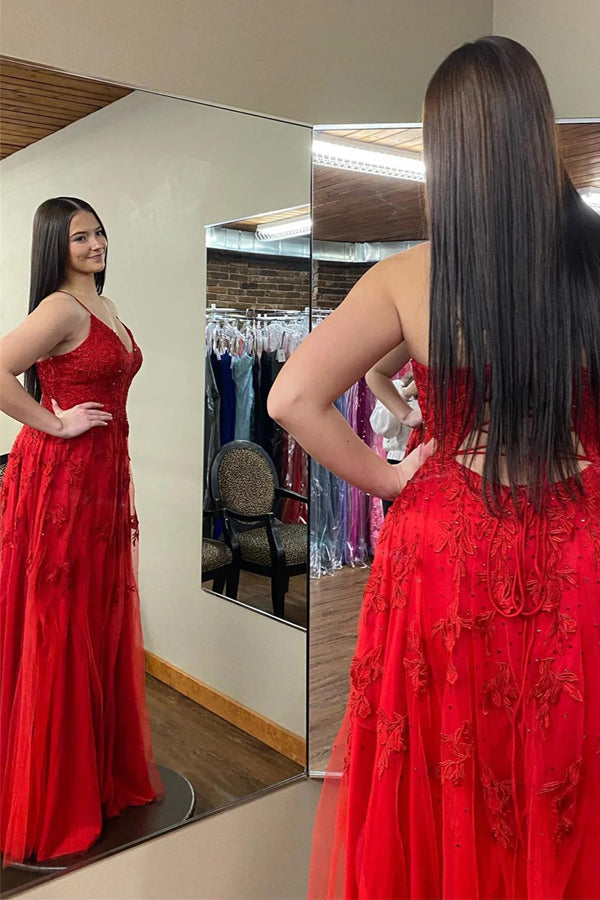 Vestido longo vermelho para baile com decote em V profundo, apliques florais e racha
