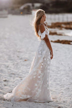 Robes de plage de mariage en dentelle florale à fines bretelles romantiques