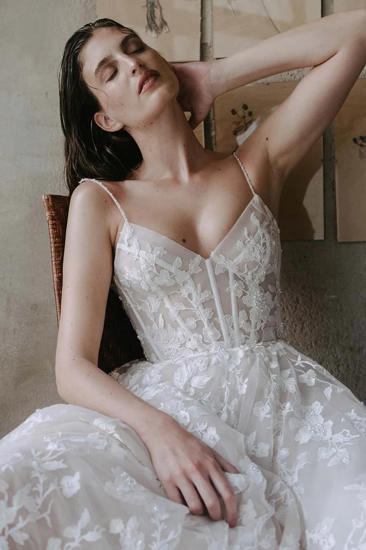 Vestido de Noiva Boémio com Alças Românticas, Decote em V e Aplicações de Renda