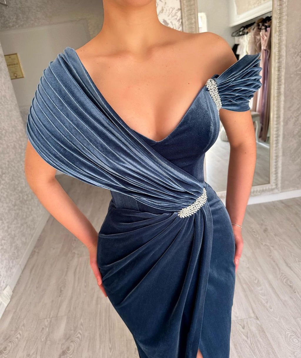 Vestido de fiesta elegante con volantes, abertura frontal, un hombro y cuentas